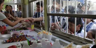 Persisten ventas de comida chatarra en cooperativas de escuelas de Puebla, reconoce la SEP