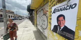 Políticos burlan reglas electorales y tapizan la ciudad con sus nombres