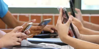 Puebla sin reglas para usar celulares en escuelas, otros estados ya avanzaron
