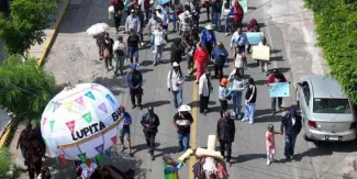 Señalan acarreo de oaxaqueños en marcha de apoyo a alcaldesa de Acatlán