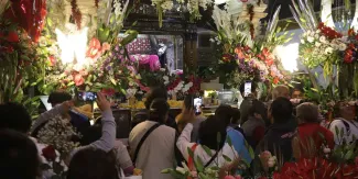 Miles de fieles celebran al Señor de las Maravillas en el Templo de Santa Mónica de Puebla