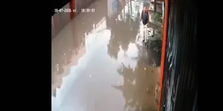 Un simple tropiezo casi le cuesta la vida a un hombre en una calle inundada 