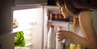 La hora de cenar sí importa: esto ocurre cuando comes muy tarde