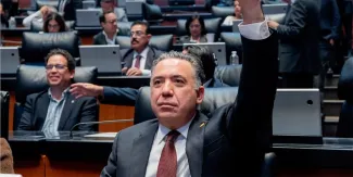 Inzunza deja bancada de Morena y seguirá como senador independiente