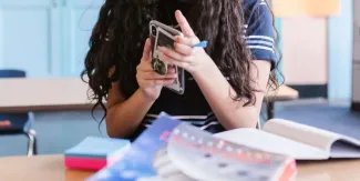 Hoy arranca consulta a maestros sobre uso de celulares en las aulas