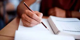 Adiós al celular: papel y lápiz vuelven a las aulas
