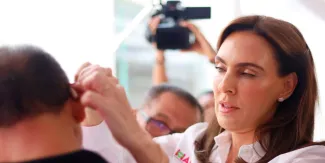 MariElise Budib entrega 60 aparatos funcionales y auditivos como parte de las acciones de inclusión del SMDIF