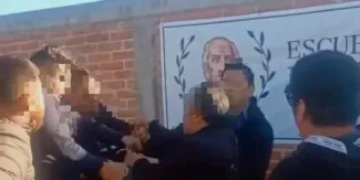 Operativo de FGE causa tensión frente a primaria en Texmelucan