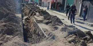 Salvan a trabajadores sepultados por alud de tierra en Texmelucan 