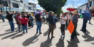 Vecinos bloquean 16 de Septiembre en Puebla por falta de agua