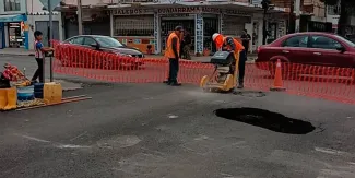 Agua de Puebla atiende fuga y hundimiento en la 25 Sur