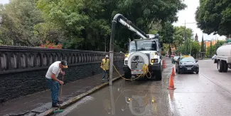 Desazolve y Limpieza intensiva permanente a la red de drenaje realizan las brigadas de Agua de Puebla ante las intensas lluvias