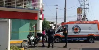 Asaltan a cuentahabiente y lo balean afuera de banco en Calzada Zavaleta