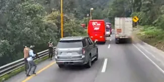 Asalto masivo y robo de autos en la autopista Ciudad Mendoza-Esperanza 