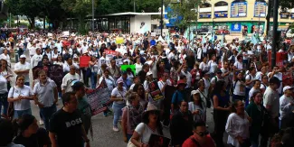 Trabajadores del IMSS-Bienestar cierran oficinas en Puebla y bloquean vialidades de la capital