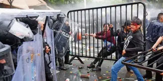 Con gas lacrimógeno y chorros de agua dispersan protesta por agua contaminada en Guadalajara
