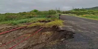 Deslave amenaza carril de carretera en la Mixteca poblana tras lluvias
