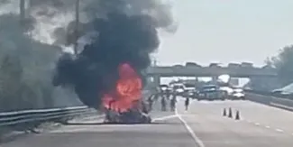 Incendio consume camioneta en la México-Puebla
