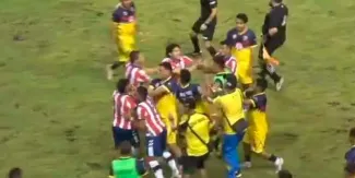 Partido del MILLÓN termina en pelea campal en el estadio Agustín “Coruco” Díaz