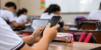 Puebla ya arrancó pláticas para regular el uso de celulares en las escuelas