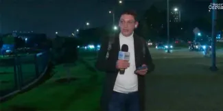 Periodista esquiva dos robos de celular en vivo en Bogotá. VIDEO