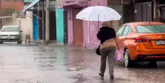Río Atoyac provoca cierre vial; lluvias inundan calles de Puebla