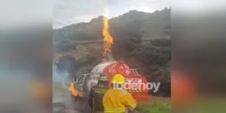 Se incendia pipa en Tlalancaleca, Puebla; bomberos evitan que el fuego se extienda