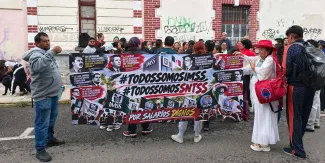 Trabajadores del IMSS protestan en Puebla; exigen 10% de aumento salarial