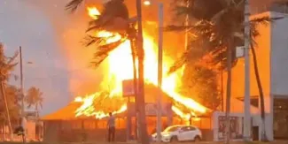 Voraz incendio arrasa restaurante Villa Rica Express en Boca del Río, Veracruz