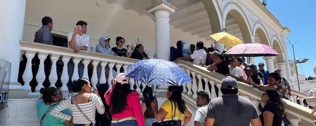 Acusan represión en Acatlán; detienen a maestra durante protesta