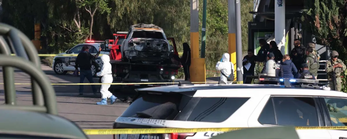 Hallan vehículo calcinado con dos cuerpos en Periférico; dejan mensaje de amenazas