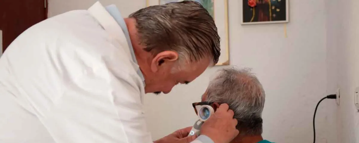 Benefician a más de 50 personas adultas mayores con jornada de salud auditiva en Casa del Abue