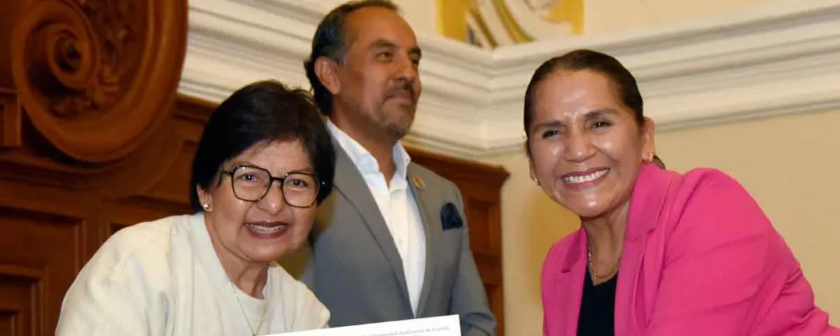 FACUFI BUAP celebra 31 años y reconoce a su primera generación