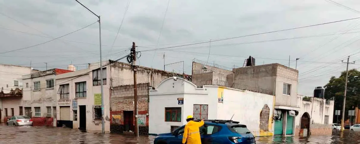 Lluvia y granizo dejan calles inundadas y autos varados en Puebla. VIDEO