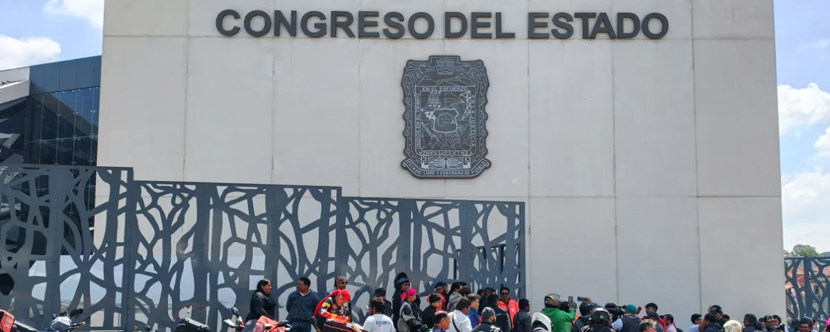 Motociclistas rechazan engomado y chip en el casco