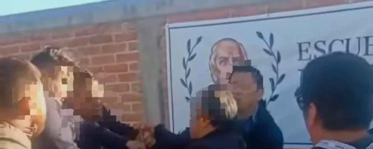 Operativo de FGE causa tensión frente a primaria en Texmelucan