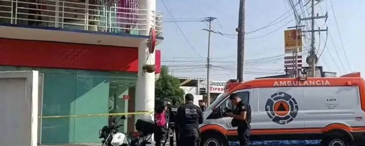 Asaltan a cuentahabiente y lo balean afuera de banco en Calzada Zavaleta