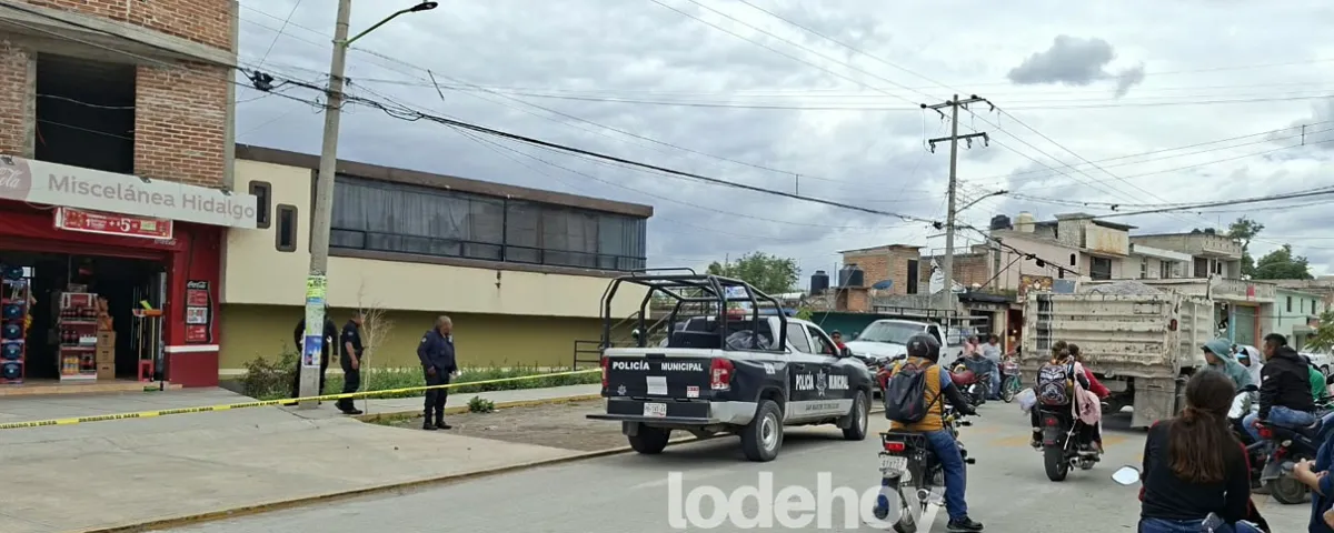 Dejan a dos hombres heridos de bala junto a una cartulina con amenazas en Texmelucan