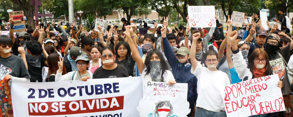 Marchas en Puebla conmemoran el 2 de Octubre y la masacre de Tlatelolco