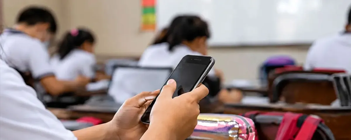 Puebla ya arrancó pláticas para regular el uso de celulares en las escuelas