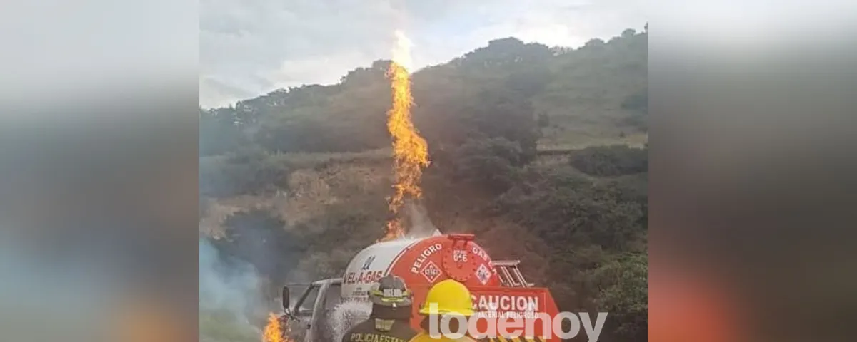 Se incendia pipa en Tlalancaleca, Puebla; bomberos evitan que el fuego se extienda