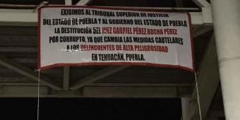 Aparecen lonas para exigir la destitución de juez corrupto en Tehuacán