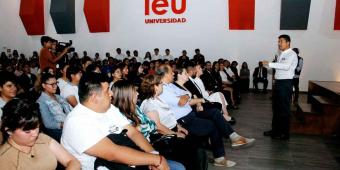 Ante estudiantes y docentes del IEU, Eduardo Rivera presenta propuestas
