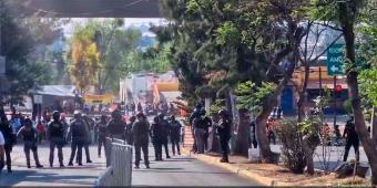 VIDEO. Acomodadores y revendedores se enfrentan con policías en la Feria de Puebla