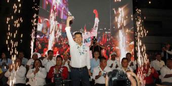 Lalo Rivera reúne a más de cuatro mil personas en zócalo de Ajalpan