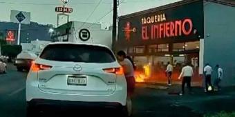 Tragafuegos ataca con gasolina a mariachis y les prende fuego en Morelia