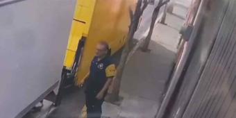 VIDEO. Sujetos son captados robando paquetería de una camioneta en el EDOMEX