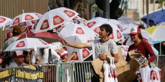 Partidos libran "batalla de sombrillas" de durante el desfile del 5 de mayo  