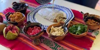 Robo de ingredientes y clima afectan preparación de Chiles en Nogada en Calpan