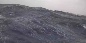 Dron capta olas de 7 METROS de altura al interior del huracán ‘Beryl’; así se ven
